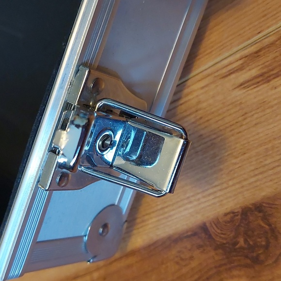 Metal case from Logics Color DNA System - Picture 6 of 7